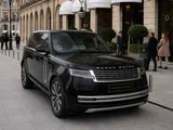 Black Range Rover outside a hotel on Place Vendôme, Paris