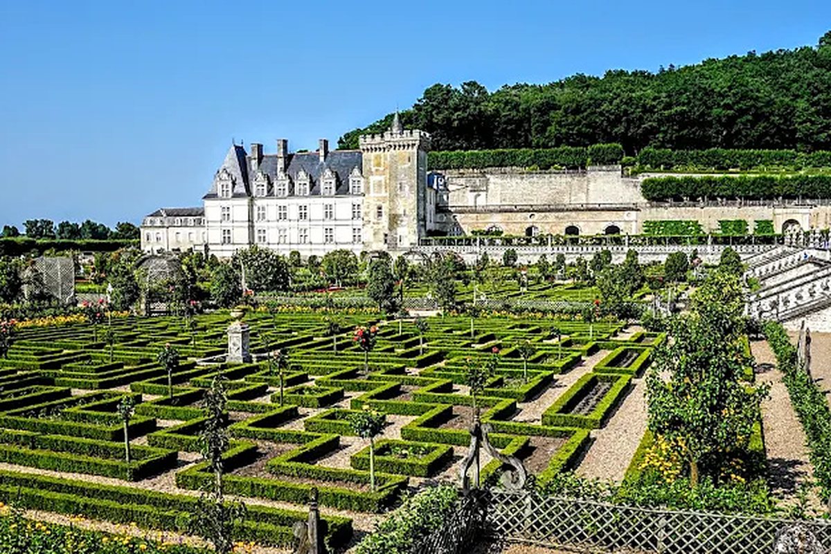 Loire Valley Châteaux, the château and its formal gardens in the Loire Valley